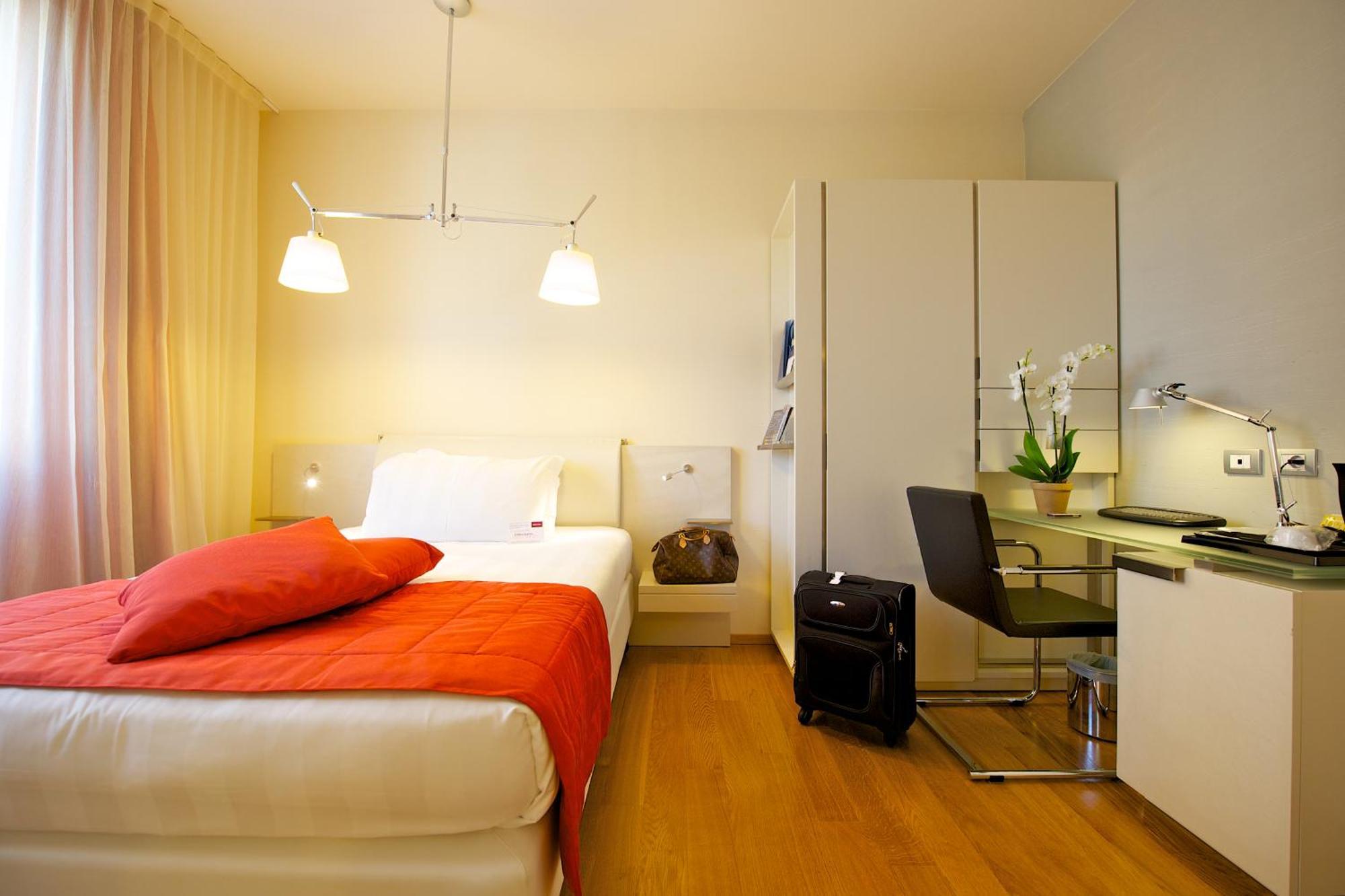 Hotel Mercure Milano Solari Esterno foto