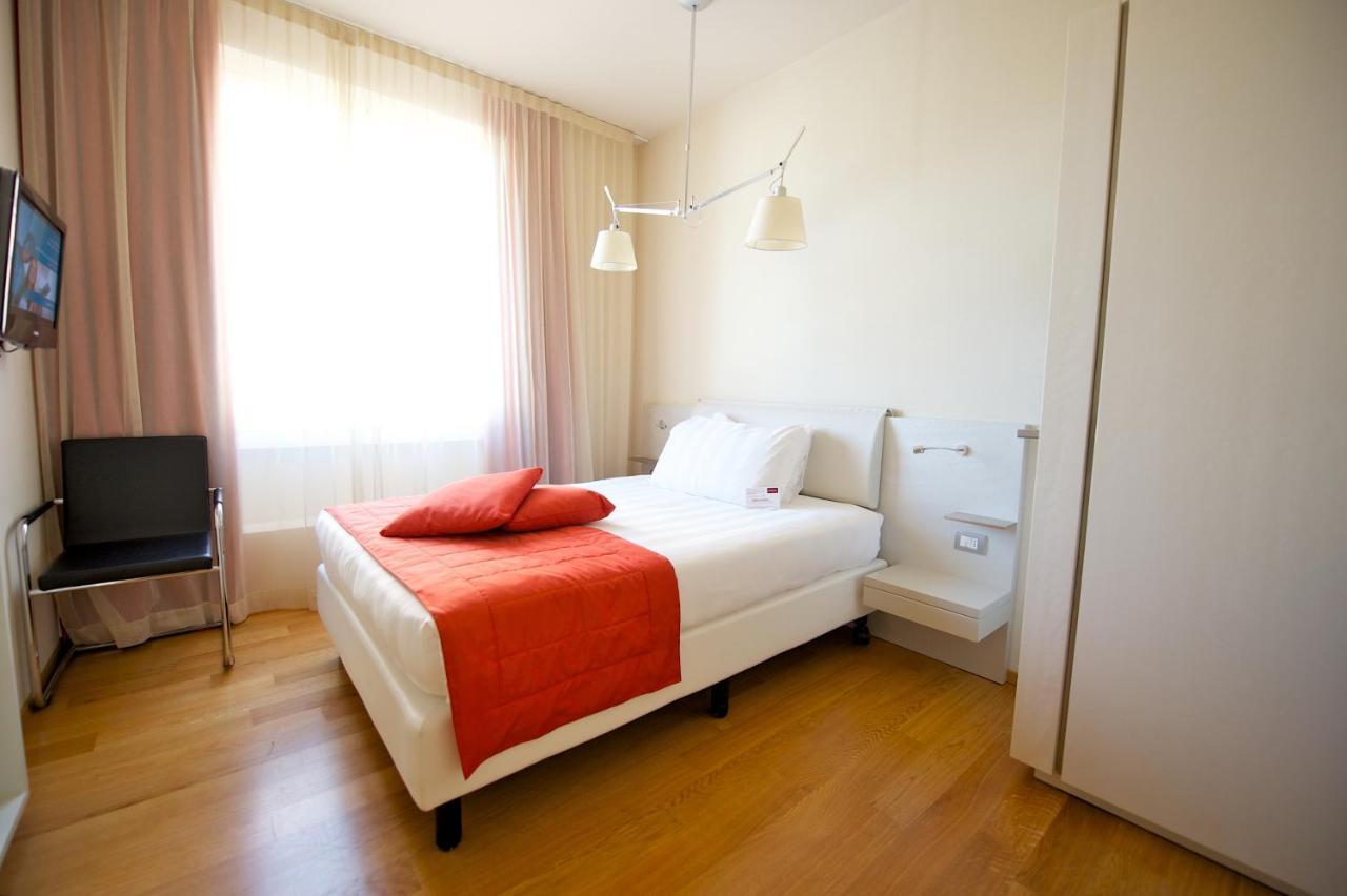 Hotel Mercure Milano Solari Esterno foto