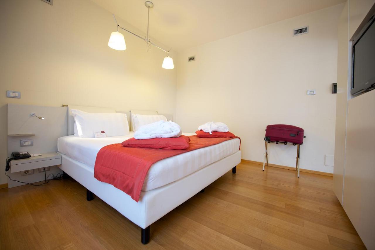 Hotel Mercure Milano Solari Esterno foto